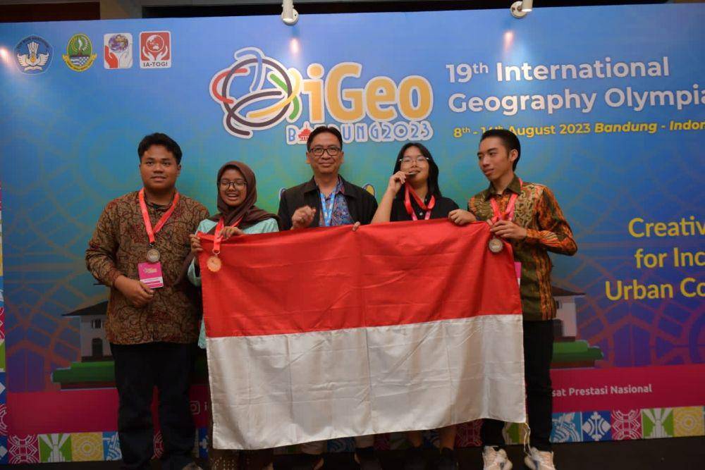 Pada iGeo ke-19 ini, Indonesia berhasil meraih tiga medali perak dan satu medali perunggu.  (Dok. Kemendikbudristek)