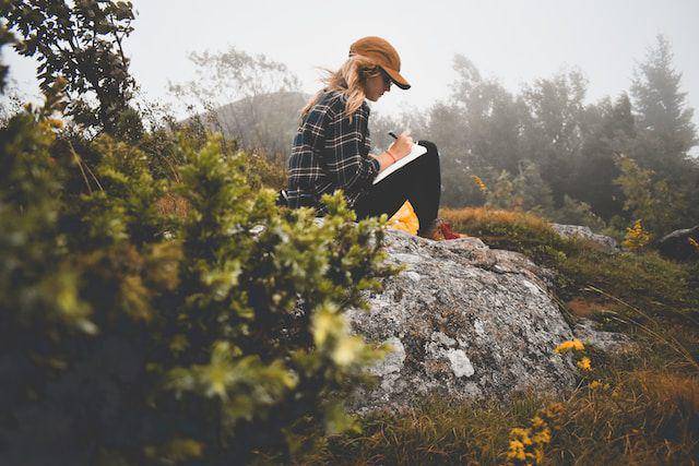 ilustrasi menulis jurnal (unsplash.com/Ashlyn Ciara)