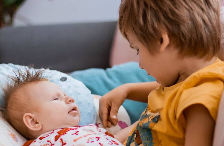 ilustrasi anak balita bermain bersama bayi (pexels.com/yelizkaygusuz)