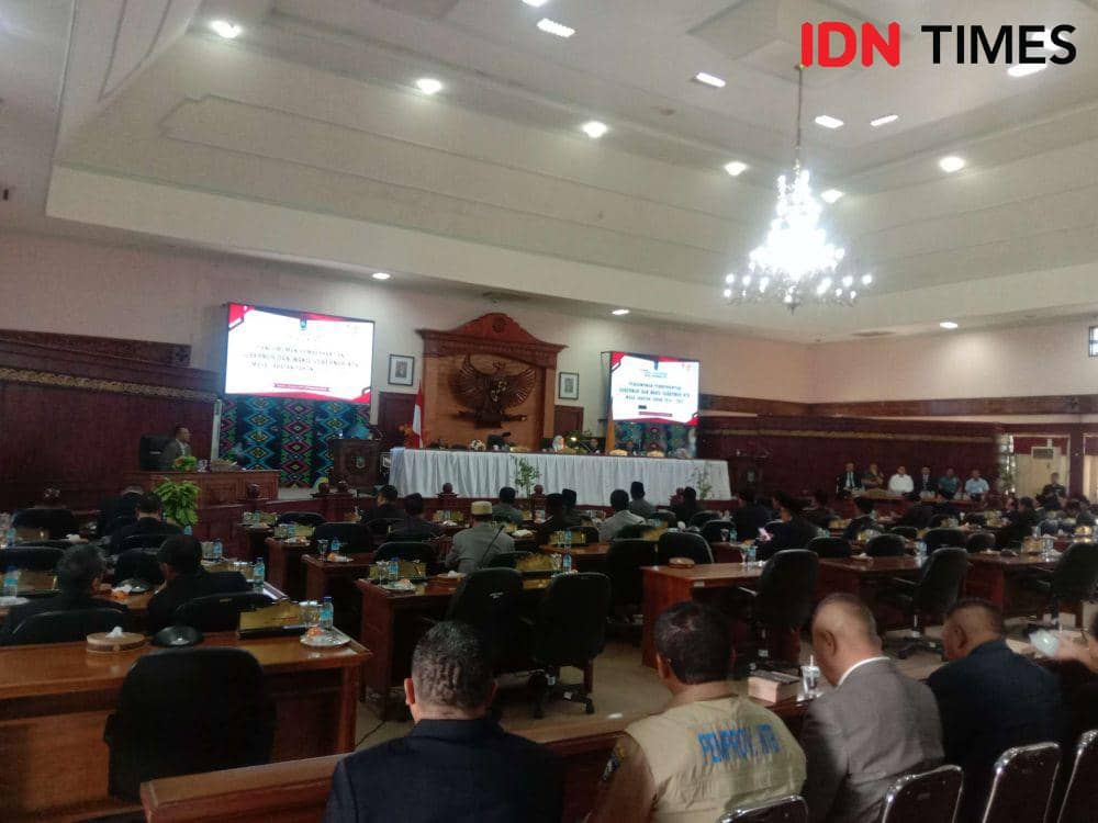 Rapat paripurna pengumuman pemberhentian Gubernur dan Wakil Gubernur NTB Zulkieflimansyah - Sitti Rohmi Djalilah di DPRD NTb, Senin (14/8/2023). (IDN Times/Muhammad Nasir)