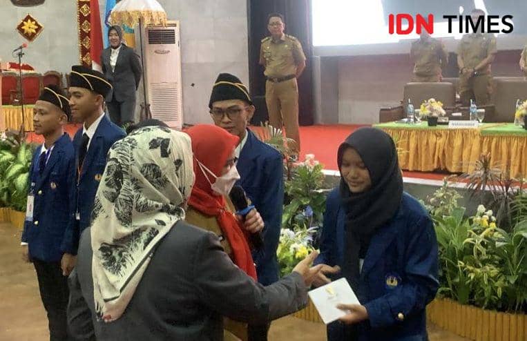 Shelfa mendapatkan hadiah umroh. (IDN Times/Rohmah Mustaurida)