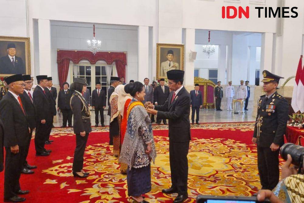 Presiden Jokowi tanda kehormatan Bintang Adipradana kepada Ibu Negara, Iriana Joko Widodo (IDN Times/Ilman Nafi'an)