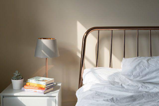 ilustrasi tempat tidur (unsplash.com/Holly Stratton)