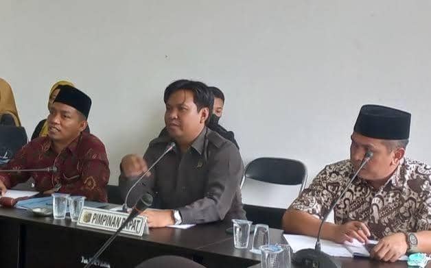 Ketua Komisi II DPRD Lombok Timur, Wais al-Qarni saat menerima tenaga honorer P1 dan P2 (dak. Ruhaili)
