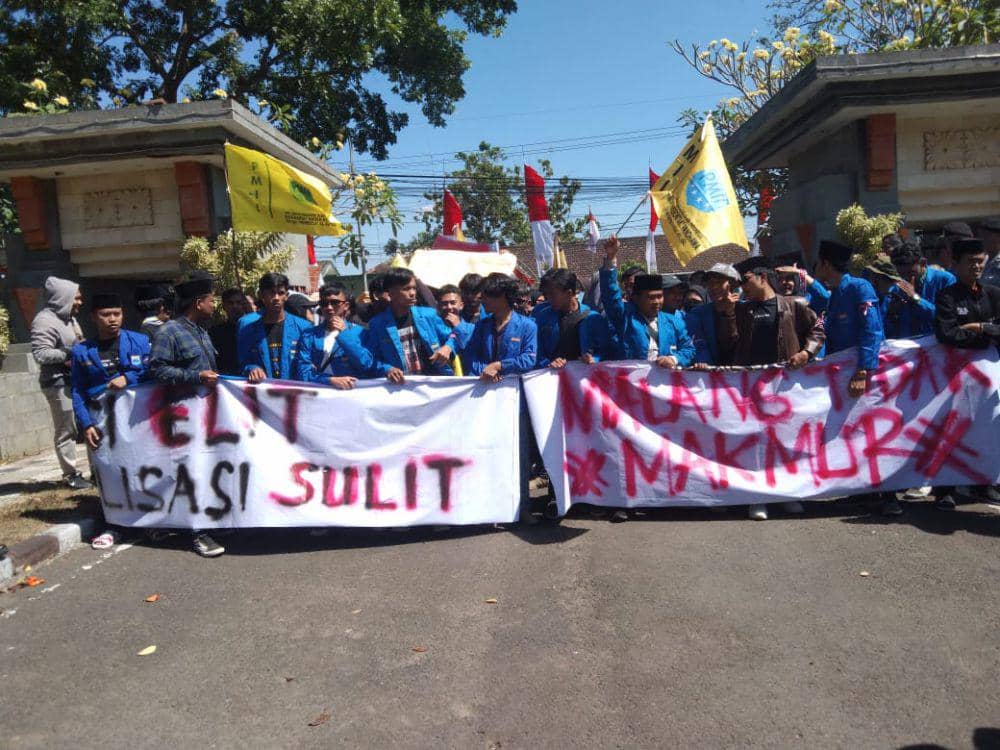 Aksi demonstrasi di depan Kantor Bupati Malang. (IDN Times/Rizal Adhi Pratama)