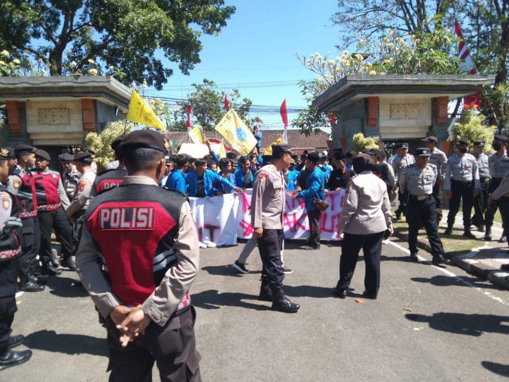 Aksi demonstrasi di depan Kantor Bupati Malang. (IDN Times/Rizal Adhi Pratama)