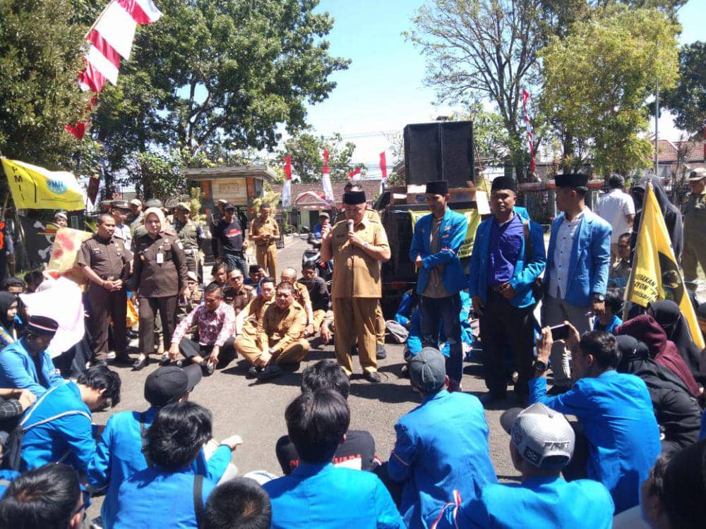 Bupati Malang saat menemui aksi demonstrasi di depan Kantor Bupati Malang. (IDN Times/Rizal Adhi Pratama)