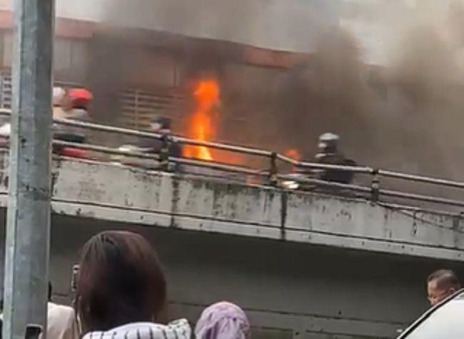Halte TransJakarta Tendean Kebakaran, 7 Mobil Pemadam Dikerahkan