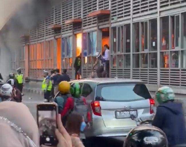 Halte TransJakarta Tendean Kebakaran, Terdengar Ledakan Keras
