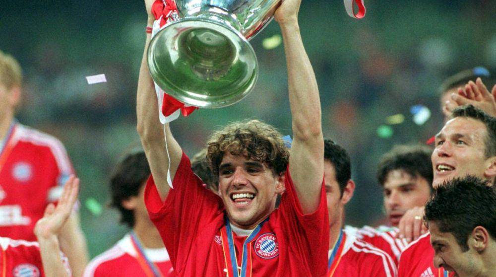 Owen Hargreaves mengangkat piala. (twitter.com/FCBayernEN)