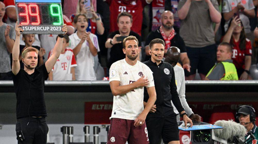 Harry Kane (putih) hendak masuk lapangan. (twitter.com/FCBayern)