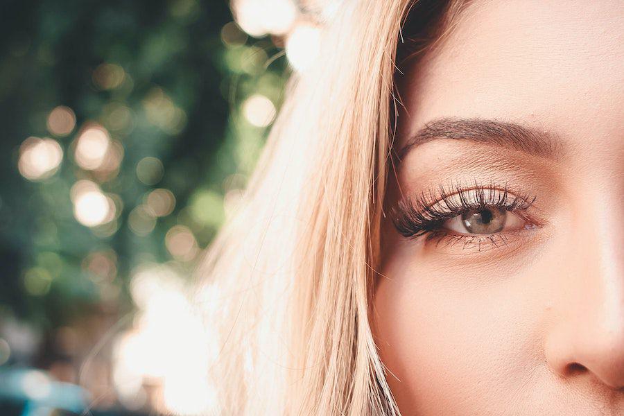 5 Cara Sederhana Aplikasikan Bulu Mata Palsu, Ciptakan Glam Look!