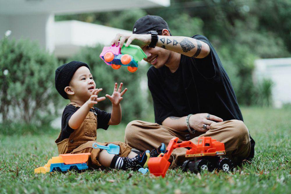 ilustrasi ayah dan anak bermain (pexels.com/Ketut Subiyanto)