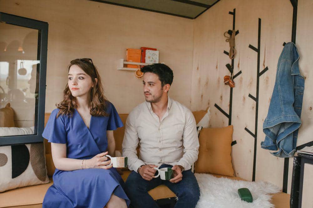 potret pasangan sedang berbincang (pexels.com/Melike Benli)