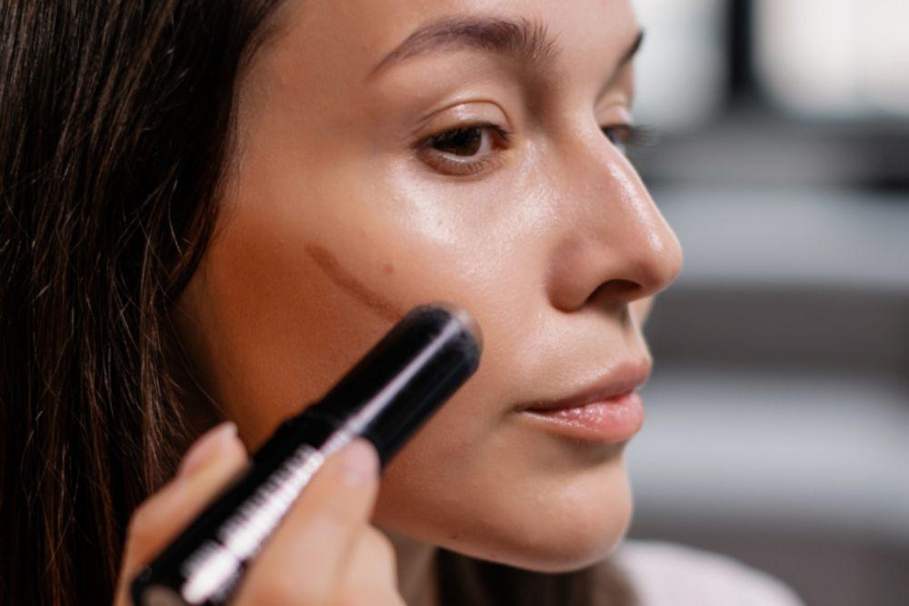 5 Tips Mengaplikasikan Contour untuk Wajah Bulat, Butuh Konsentrasi!
