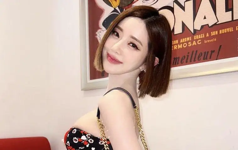 Ikki kishi xotinini sikishmoqda (haqiqiy kadrlar) Yunon ayolini sikish