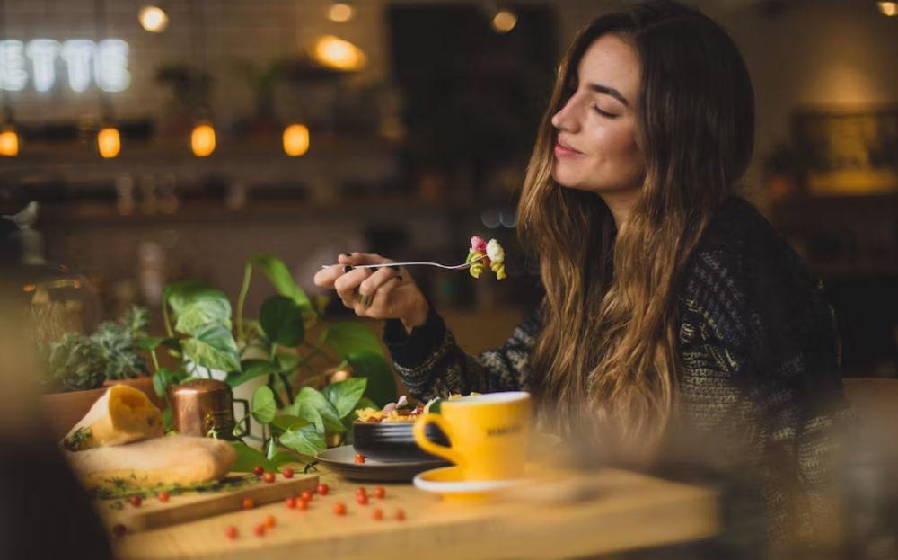 ilustrasi perempuan sedang makan (unsplash.com/pablomerchanmontes)