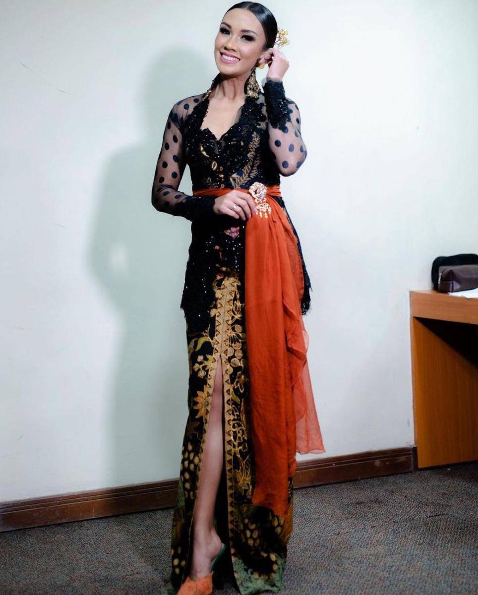 Gaya kebaya ala Melanie Putria (instagram.com/melanieputria)