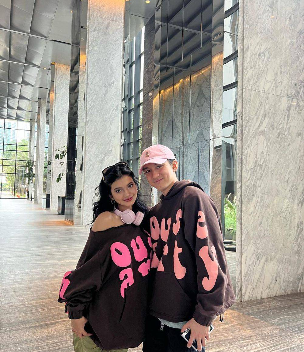 potret Ratu Sofya dan Ilham Yuda pakai hoodie couple (instagram.com/ratusfy_)