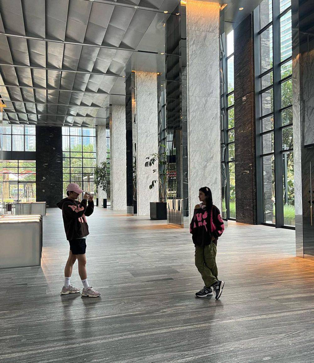 potret Ratu Sofya dan Ilham Yuda pakai hoodie couple (instagram.com/ratusfy_)