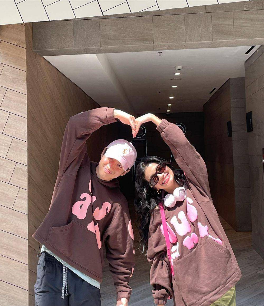 potret Ratu Sofya dan Ilham Yuda pakai hoodie couple (instagram.com/ratusfy_)