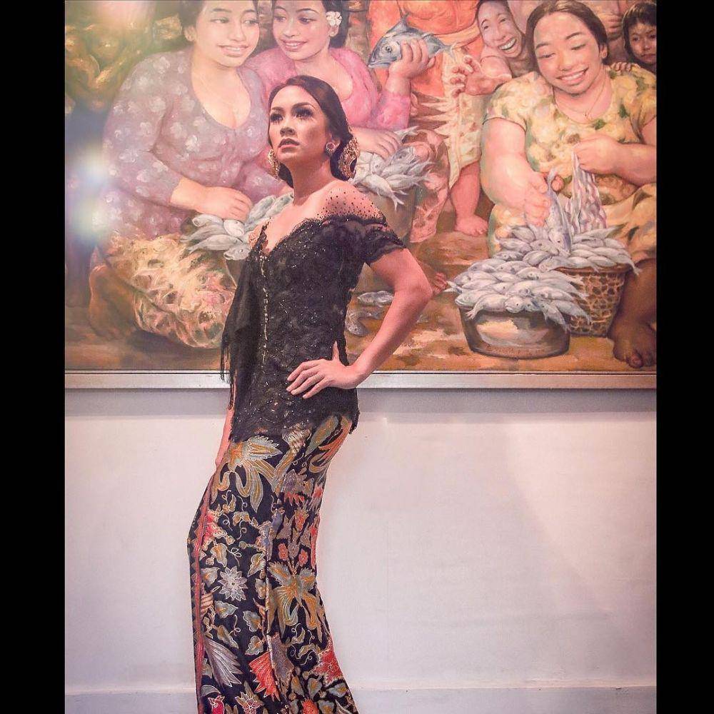 Gaya kebaya ala Melanie Putria (instagram.com/melanieputria)