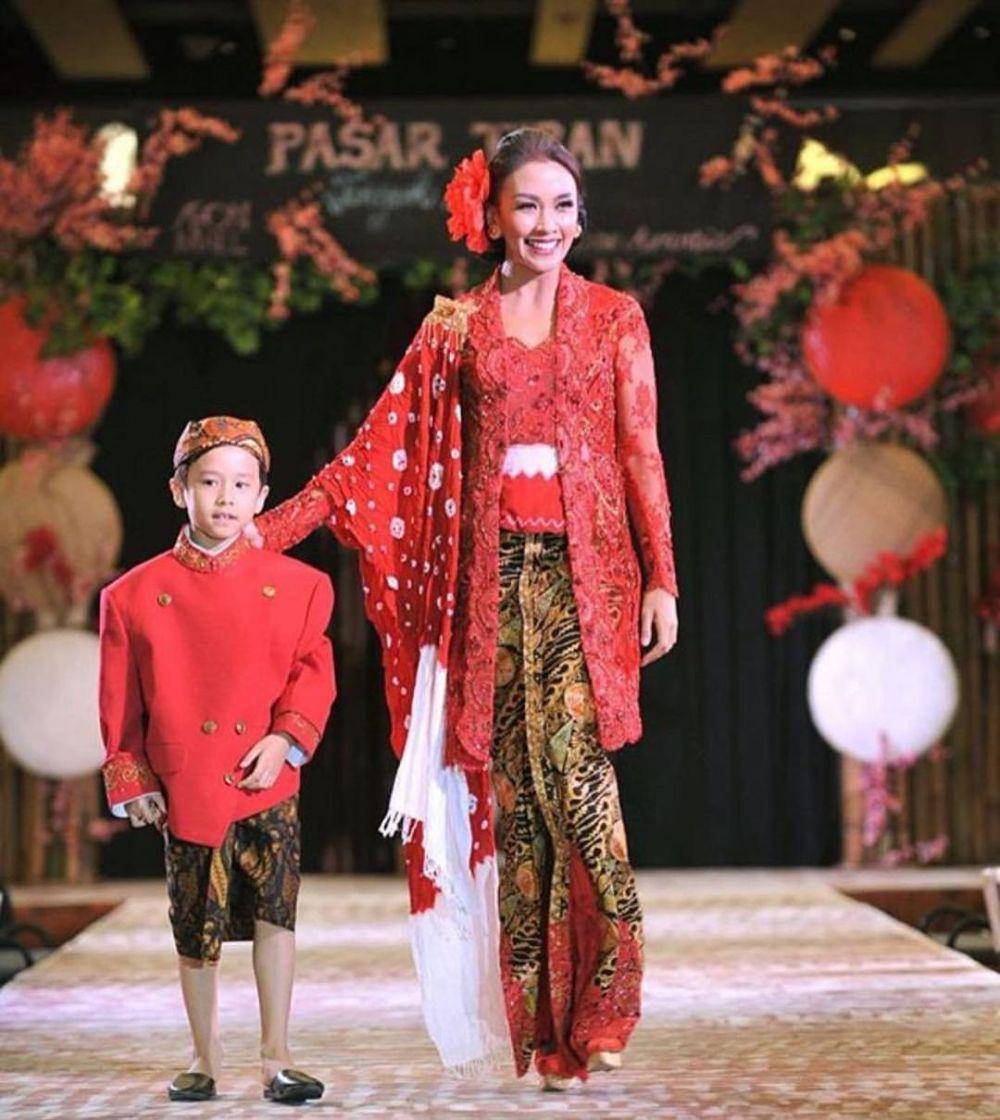 Gaya kebaya ala Melanie Putria (instagram.com/melanieputria)