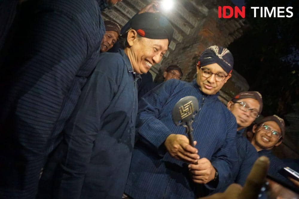 Anies Baswedan melakukan ziarah ke Makam Raja Mataram Islam di Dusun Sayangan, Jagalan, Banguntapan, Bantul, Minggu (13/8/2028).(IDNTimes/Tunggul Damarjati)