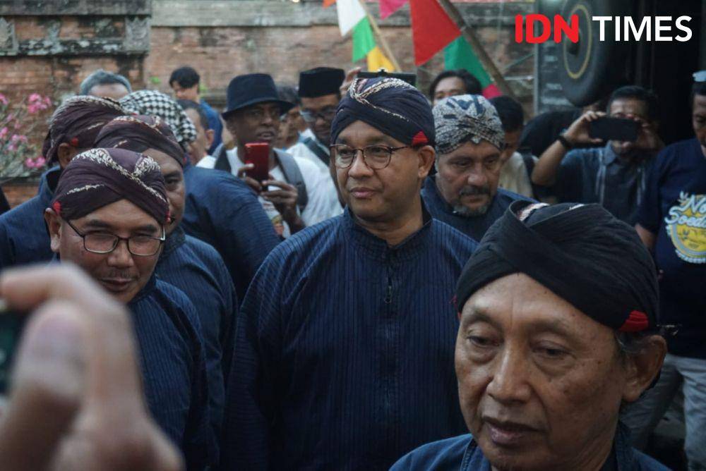 Anies Baswedan melakukan ziarah ke Makam Raja Mataram Islam di Dusun Sayangan, Jagalan, Banguntapan, Bantul, Minggu (13/8/2028) (IDN Times/Tunggul Damarjati)