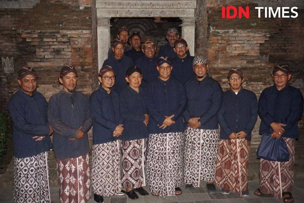 Anies Baswedan melakukan ziarah ke Makam Raja Mataram Islam di Dusun Sayangan, Jagalan, Banguntapan, Bantul, Minggu (13/8/2028).(IDNTimes/Tunggul Damarjati)