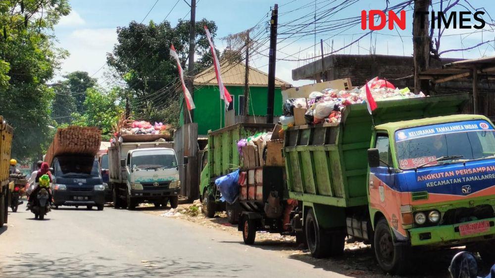 Antrean truk pengangkut sampah yang tertahan di depan jalan masuk kawasan TPA Tamangapa Antang, Makassar, Sulawesi Selatan, Senin (14/8/2023). IDN Times/Ashrawi Muin