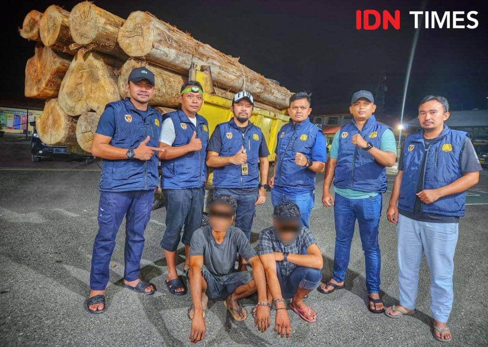 2 Pemuda di Aceh Ditangkap Bawa Kayu Gelondongan Ilegal dengan Truk