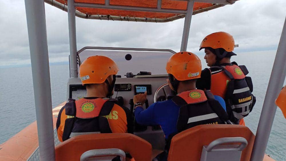 Tim SAR Nias melakukan upaya pencarian rombongan WN Australia yang hilang kontak di perairan Kepulauan Banyak, Aceh Singkil, Senin (14/8/2023). (Dok SAR Nias)