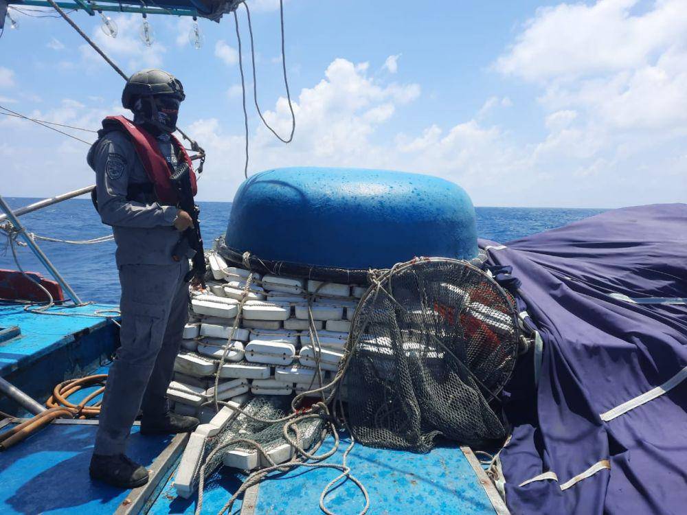 Personel Bakamla tangkap kapal ikan asing Vietnam di perairan Laut Natuna Utara pada Minggu, 13 Agustus 2023. (Dokumentasi Bakamla)