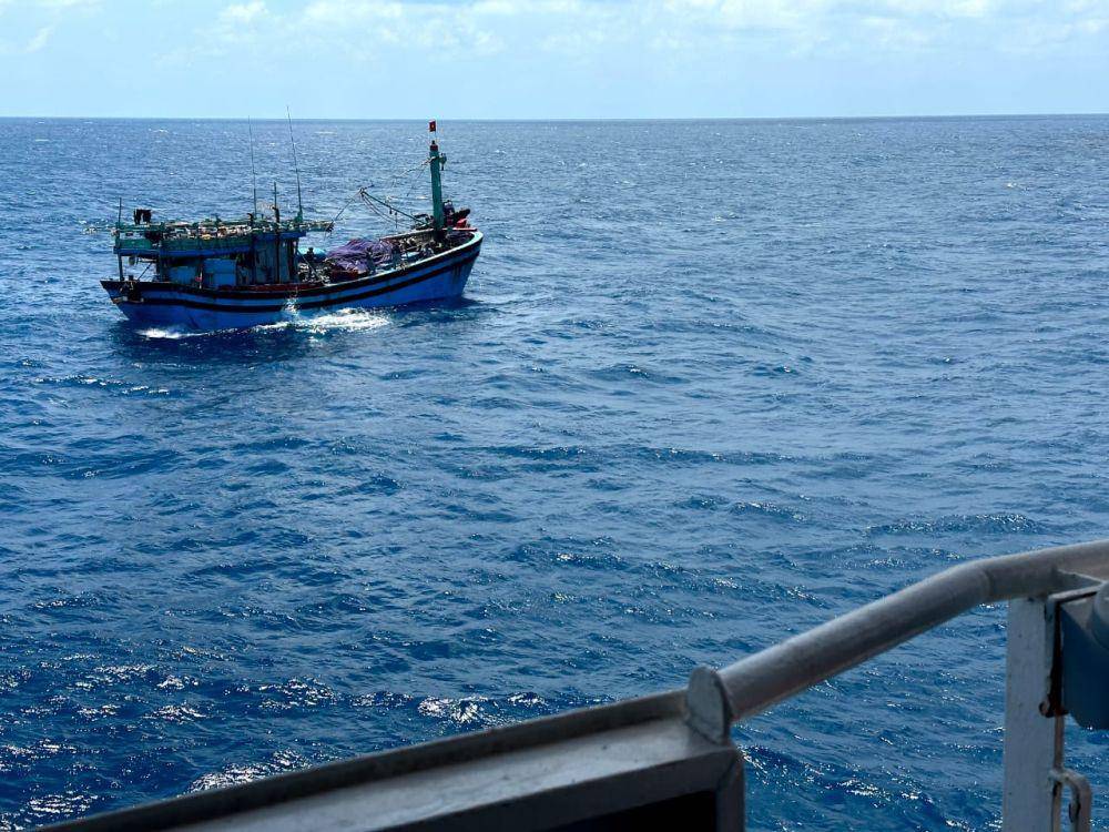 Personel Bakamla tangkap kapal ikan asing Vietnam di perairan Laut Natuna Utara pada Minggu, 13 Agustus 2023. (Dokumentasi Bakamla)