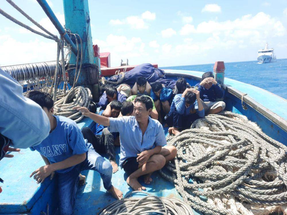 Personel Bakamla tangkap kapal ikan asing Vietnam di perairan Laut Natuna Utara pada Minggu, 13 Agustus 2023. (Dokumentasi Bakamla)
