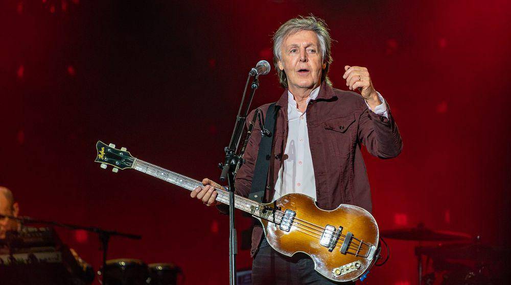 Paul McCartney saat sedang manggung (commons.wikimedia.org/Raph_PH)