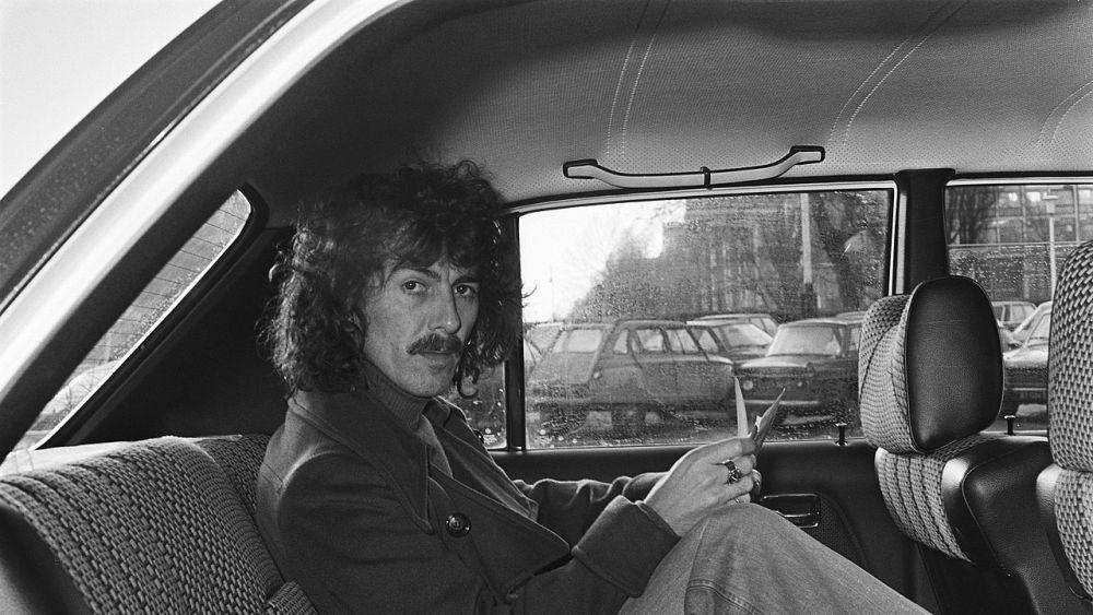 potret George Harrison di dalam mobil (commons.wikimedia.org/Koen Suyk)