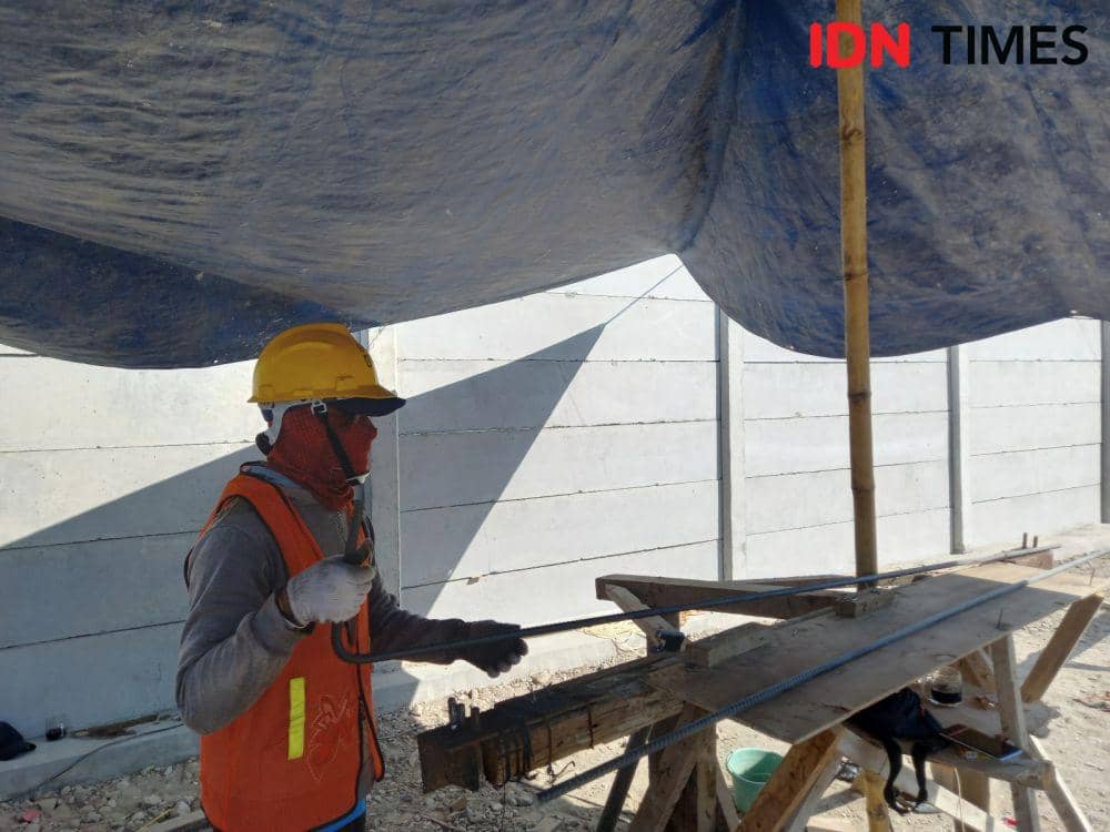 Pembangunan TPST Tamanmartani, Senin (14/8/2023). (IDN Times/Herlambang Jati Kusumo)
