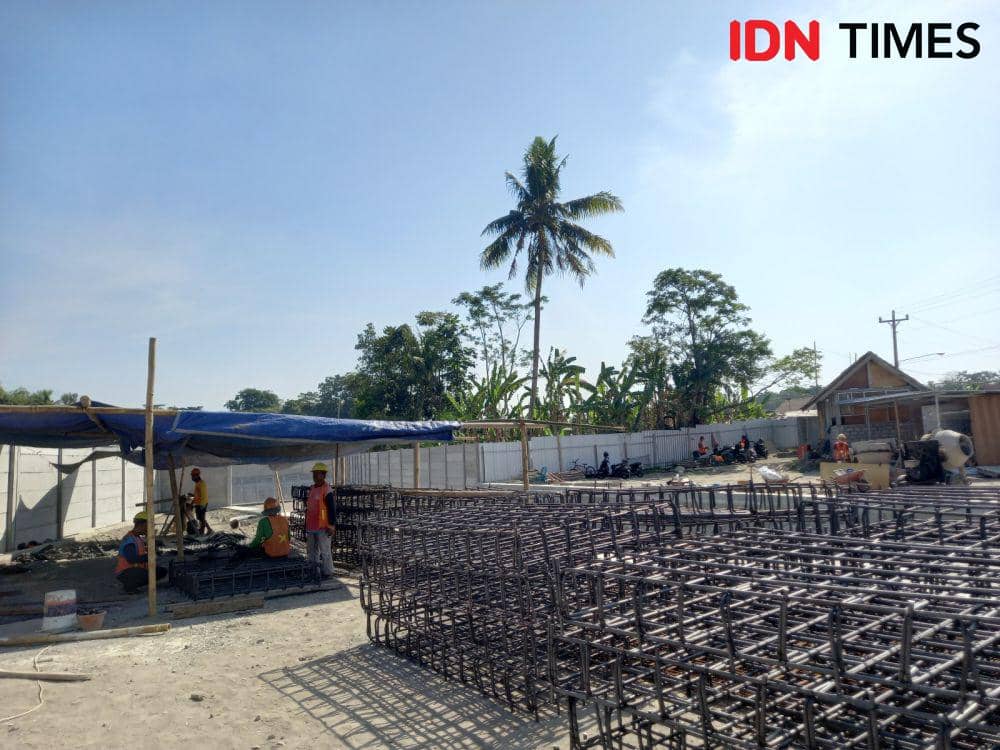 Pembangunan TPST Tamanmartani, Senin (14/8/2023). (IDN Times/Herlambang Jati Kusumo)
