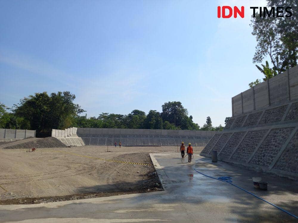 Pembangunan TPST Tamanmartani, Senin (14/8/2023). (IDN Times/Herlambang Jati Kusumo)
