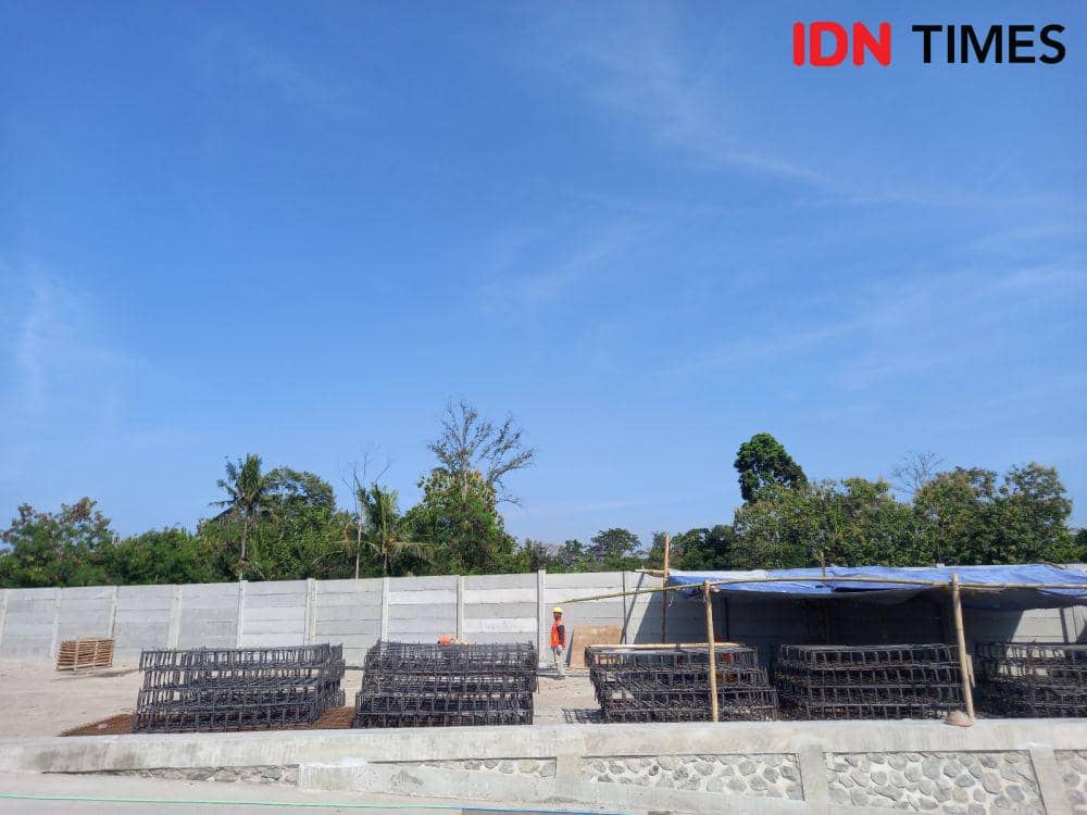Pembangunan TPST Tamanmartani, Senin (14/8/2023). (IDN Times/Herlambang Jati Kusumo)