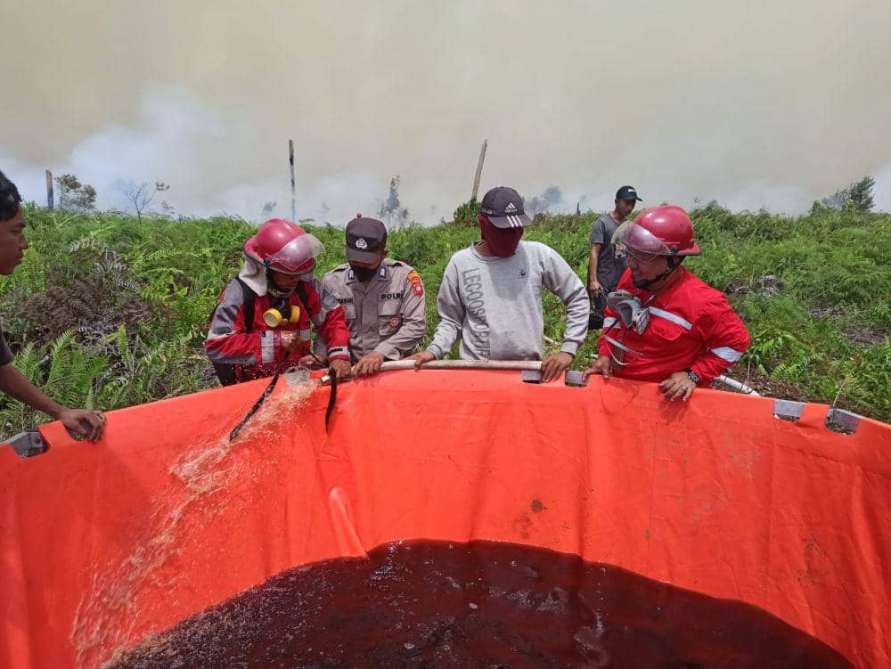 Tim pemadaman api sedang mengumpulkan sumber air untuk memadamkan karhutla. (IDN Times/Istimewa).