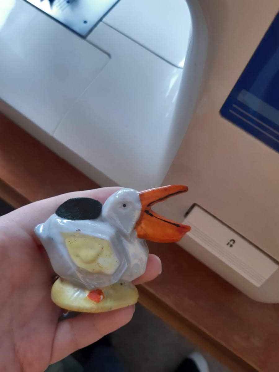 potret benda bentuk burung pelikan (reddit.com/r/ThriftStoreHauls)