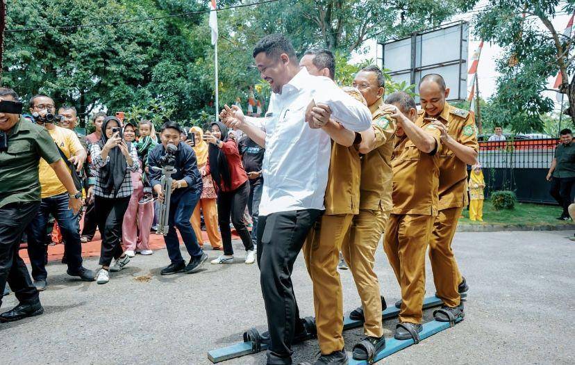 Wali Kota Medan, Bobby Nasution bersama OPD ikut serta bermain (Dok. Istimewa)