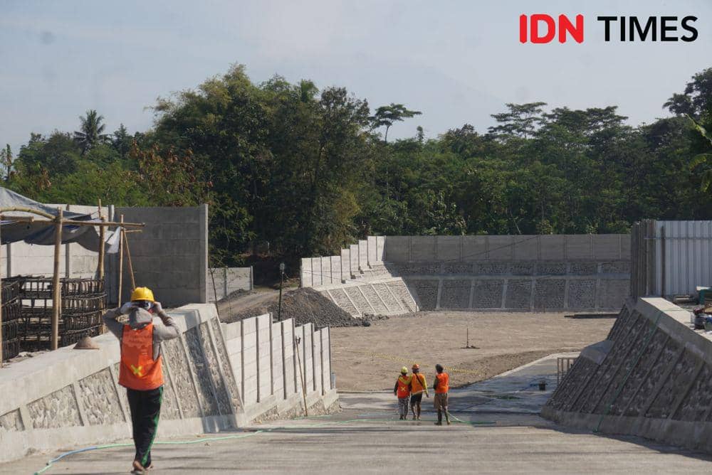 Pembangunan TPST Tamanmartani, Senin (14/8/2023). (IDN Times/Herlambang Jati Kusumo)