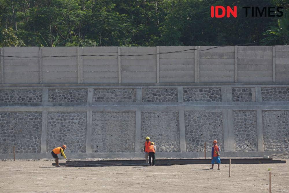 Pembangunan TPST Tamanmartani, Senin (14/8/2023). (IDN Times/Herlambang Jati Kusumo)