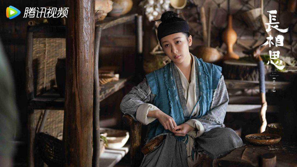 Xiao Liu saat sedang berada di Aula Huaicun yang juga merupakan tempat tinggalnya dalam drama China Lost You Forever (dok.WeTV/Lost You Forever)