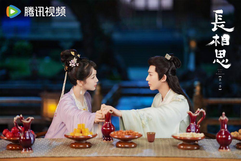 Xiao Yao saat sedang makan kudapan dengan Tushan Jing dalam drama China Lost You Forever (dok.WeTV/Lost You Forever)