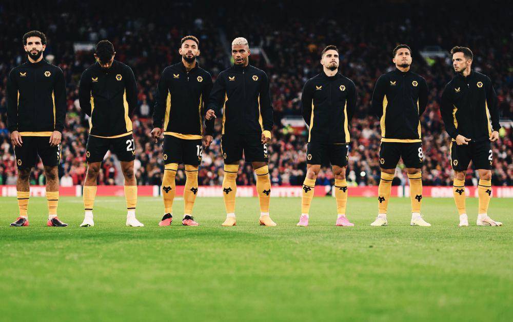 Potret penggawa Wolves usai dikalahkan MU, Selasa (15/8/2023). (Twitter/@Wolves).